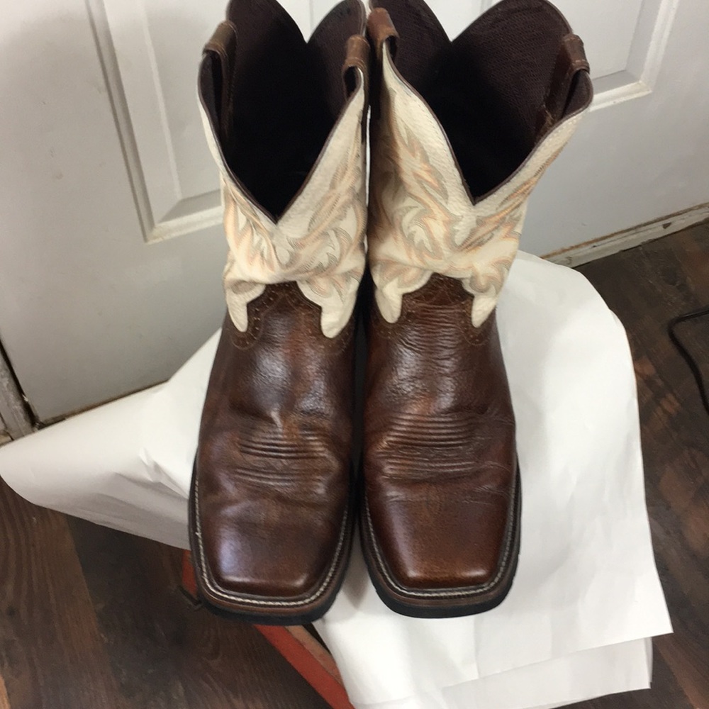 Justin leather square toe cowboy boots size-13D